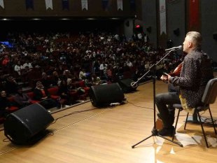 Metin Şentürk, üniversite öğrencilerini hem eğlendirdi hem de hayat tecrübesini paylaştı