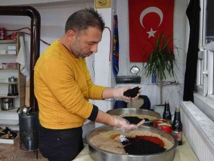 Muş'ta 15 metrekarelik iş yerinde yarım asırdır çiğ köfte yoğuruyorlar