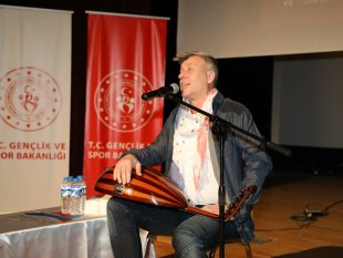 Sanatçı Metin Şentürk Ağrı'da gençlerle buluştu