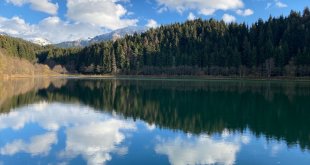 Artvin'deki Karagöl, ziyaretçilerini sonbahar renklerinin suya yansıdığı görüntülerle karşılıyor