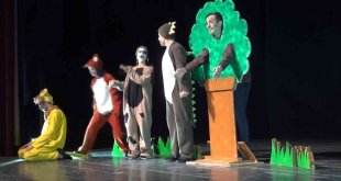 Üniversite öğrencileri çocukları tiyatro oyunuyla buluşturdu