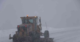 Yüksek kesimler kardan beyaza büründü