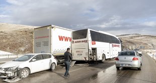 Erzurum'da otobüs, 3 tır ve otomobilin karıştığı kazada 5 kişi yaralandı