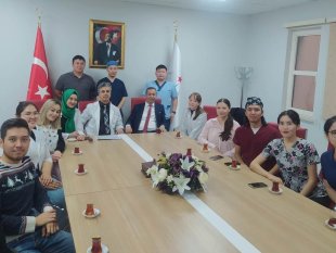 Kazakistanlı asistan doktorlar başhekimle bir araya geldi