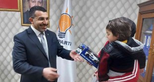 Başkan Çalkın, vatandaşlara Kars'a yapılan yatırımları anlatıyor