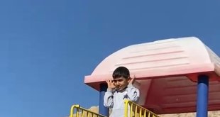 Şehit Sekin'in babasının cenaze töreninde duygulandıran an: Oyun oynamayı bırakan çocuk parkta namaz kıldı