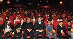 Muş Belediyesi öğrenciler için sinema etkinliği düzenledi