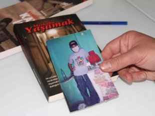 Sağ kolundan kemoterapi gördü, sol koluyla yazmaya devam etti