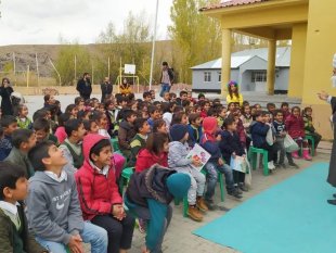 Vanlı öğrenciler tiyatro ile buluşuyor