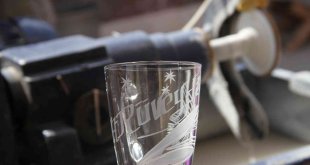 40 yıldır cama sanatını işliyor