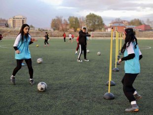Kadın futbolcular, önyargılara gol atıyor