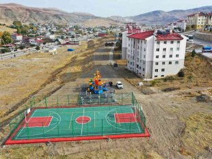 Van Büyükşehir Belediyesi'nden mahalle ve okullara spor sahası