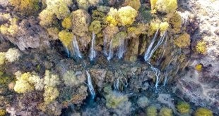 Girlevik Şelalesi, ziyaretçilerini sonbahar renkleriyle karşılıyor