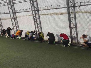Halı saha oyuncularından 'Çök-Kapan-Tutun' tatbikatına destek