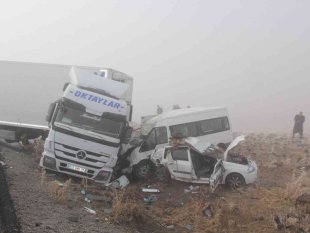 Van'da 3 aracın karıştığı trafik kazasında 1 kişi öldü, 1 kişi de yaralandı