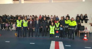 Uzundere'de minik öğrenciler için trafik parkuru kuruldu