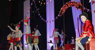 Van'da 'Scapin'in Dolapları' oyunu büyük beğeni aldı