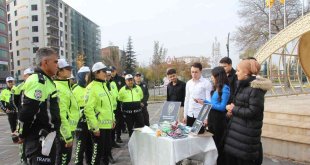 Öğrenciler görev başındaki polisleri unutmadı