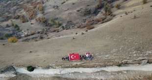 Gençler zirveye tırmanıp, Atatürk'ü andı