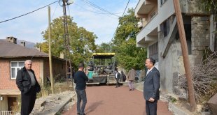 Şemdinli'de yol asfaltlama çalışması