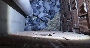Erzincan'da havalandırma boşluğuna düşen güvercinleri itfaiye kurtardı