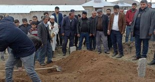 Ağrı'daki otobüs kazasında hayatını kaybeden Gürbüz Erciş'te toprağa verildi