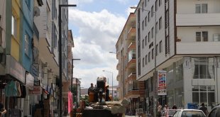 Lise caddesi, yeni aydınlatma direkleriyle hayranlık uyandırıyor