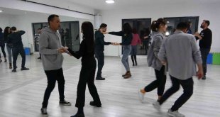 Afgan göçmen gündüz terzilik, akşam ise dans eğitmenliği yapıyor