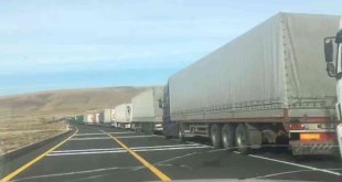 Çıldır-Aktaş Gümrük Kapısı'nda TIR kuyruğu bitmiyor