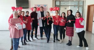 Kars'ta sağlıkçılardan diyaliz hastalarına karanfilli moral ziyareti