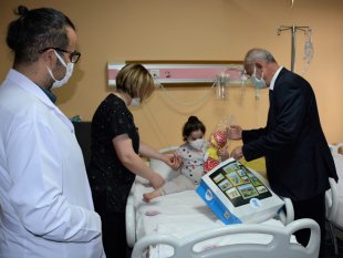 Başkan Akman lösemili çocukları unutmadı