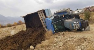 Erzincan'da traktörün devrilmesi sonucu sürücü yaralandı