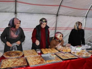 Camii İnşaatı için gönüllü bayanlar hayır çarşısı kurdular