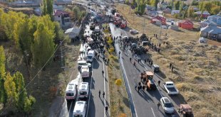 Ağrı'da kamyonla çarpışan otobüs alev aldı