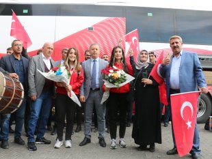 Dünya şampiyonu Eda'ya davullu zurnalı karşılama