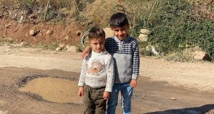 Çocukların çamurlu suda oynaması gülümsetti