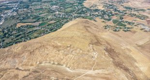 Van'da Zernaki Tepe'de burç temeli gün yüzüne çıkarıldı