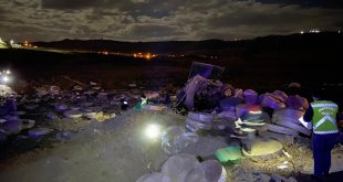 Ağrı'da şarampole devrilen tırın sürücüsü öldü