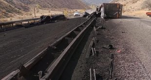 Erzurum'da devrilen demir tozu yüklü tırın sürücüsü öldü