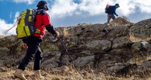 Dağcılar Ardahan'daki Köroğlu Kalesi'ne yürüyüş yapıp Türk bayrağını dikti