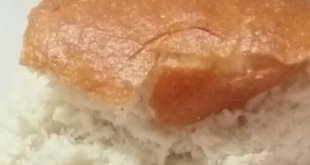 Yemek için aldıkları ekmeğin içerisinde poşet çıktı