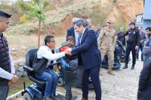 Hizan'da akülü tekerlekli sandalye dağıtımı