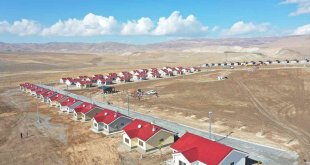 Depremzede vatandaşlara konutlarının anahtarları teslim edildi