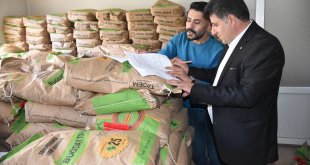 Hakkari'de çiftçilere 152 ton arpa ve buğday tohumu dağıtımına başlandı