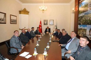 Kars Valisi muhtarların sorunlarını dinliyor