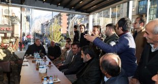 Bakan Akar Hakkari'de esnafı ziyaret etti