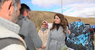Ardahan Valisi Öner'in eşi Zehra Mine Öner depremzedeleri ziyaret etti