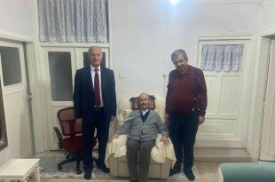 Yazar Hayati İnanç söyleşisine gelemeyen ALS hastasını evinde ziyaret etti