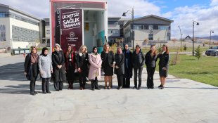 Sağlıkçılar kanserde erken tanı için caddeyi süsleyip akademisyenlere tarama yaptı