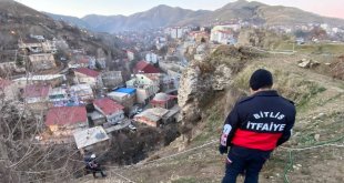Bitlis Kalesi'ne tırmanmak isterken mahsur kalan genç ekipler tarafından kurtarıldı